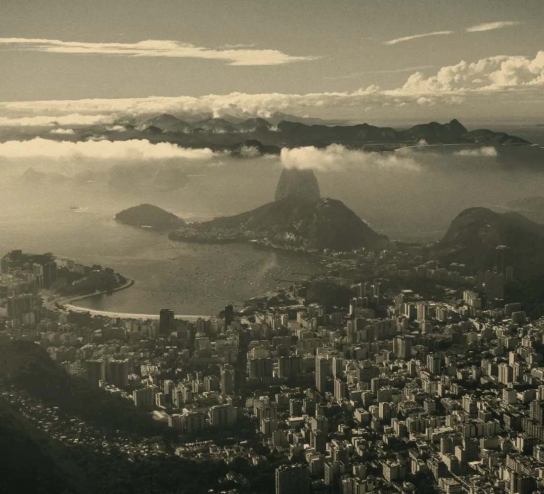 Vista aérea do Rio de Janeiro, com a Baía de Guanabara e o Pão de Açúcar